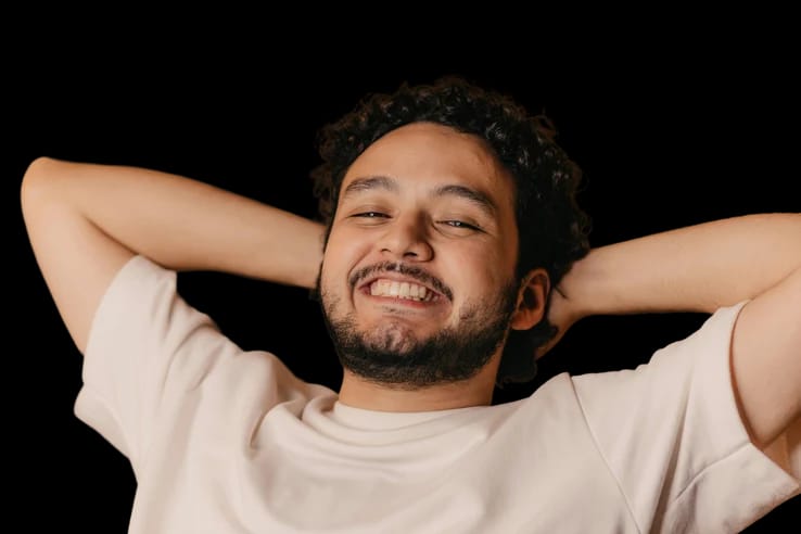 Paciente de Choiz sonriendo con las manos detrás de la cabeza