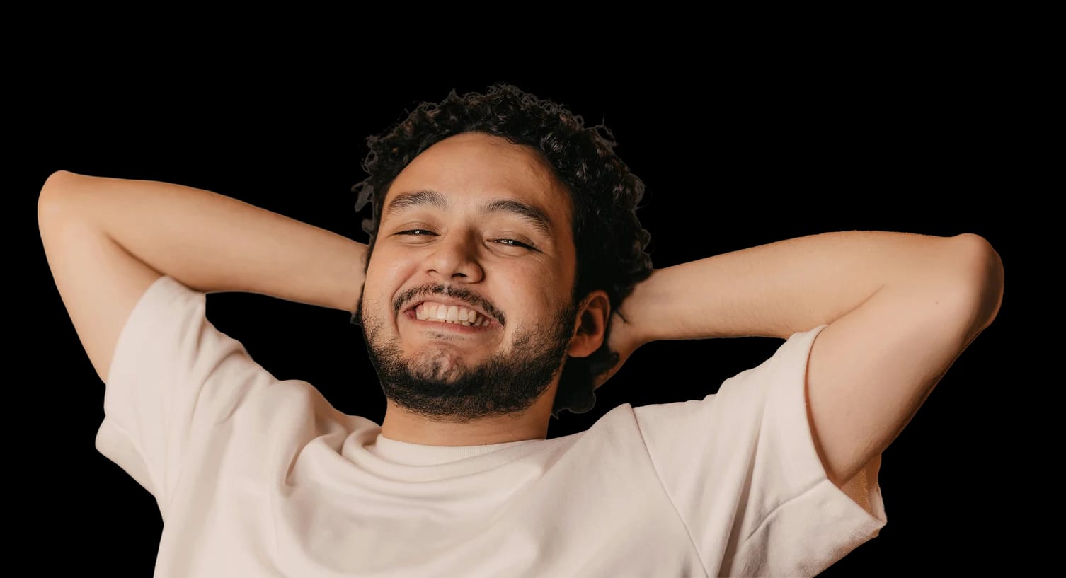 Paciente de Choiz sonriendo con las manos detrás de la cabeza